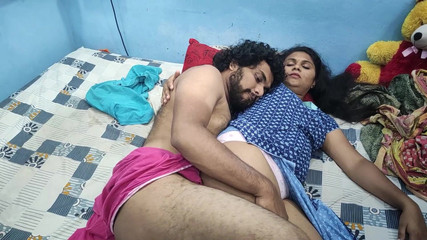 स्तन चुंबन के साथ नाइटी गधा रोमांस