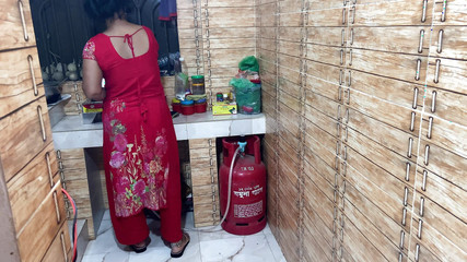 मेरे पास अपने सौतेले भाई के साथ सेक्स वीडियो हैं