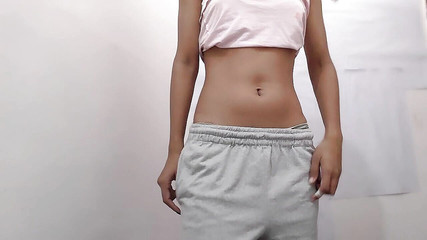 हॉट क्यूट लड़की उंगली से उंगली करती हुई और अपनी पुसी के साथ खेलती हुई।xxx