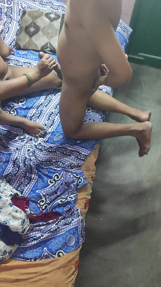 पति ने पूर्व पति के साथ छुपकर छोड़ा सेक्सी वीडियो