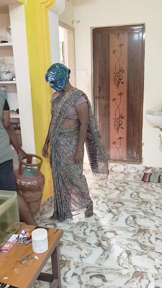 हाउस वाइफ ने गैस सिलेंडर डिलिवरी बॉय से चुदाई की