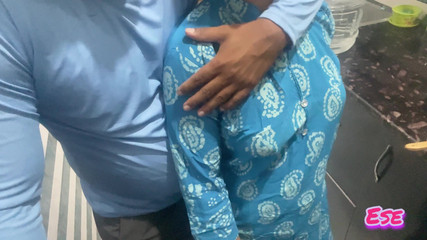 सौतेले पिता ने उपहार देने के बहाने अपनी सौतेली बेटी को बहकाया