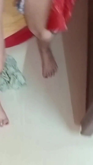 सौतेली बहन और सौतेला भाई अपने माता-पिता के पीछे सेक्स पल का आनंद लेते हैं, भारतीय हॉट लड़की को उसके सौतेले भाई ने चोदा था