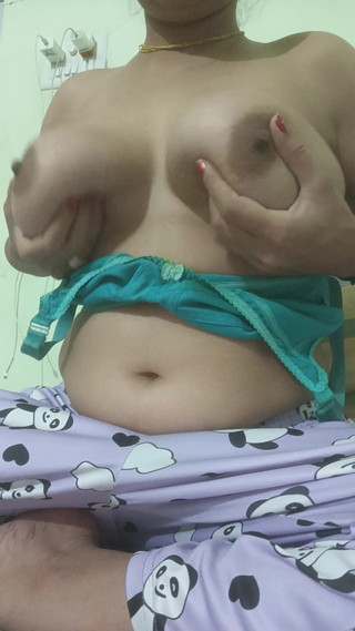 कठोर बिल्ली में उंगली करना और स्तन दबाना