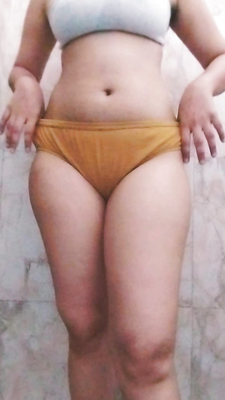 भारतीय लड़की अपने पूर्व प्रेमी के पास गई