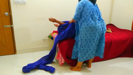 एक खाली घर में मेरा हाथ घुमाने के बाद मेरी हॉट सौतेली माँ ने मुझे बुरी तरह चोदा - सेक्सी एमआईएलए मुस्लिम हार्ड कमशॉट