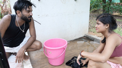 घर के दो नौकरों ने काम करते वक्त मालिक के बेडरूम में की चुदाई