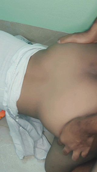 एक खूबसूरत लड़की काम कर रही है, बड़े सौतेले भाई के साथ चुदाई कर रही है