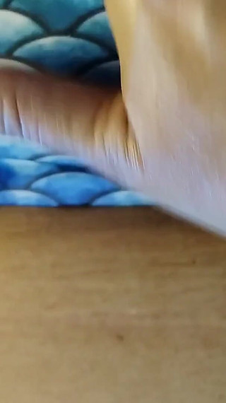 सेक्सी बेबी अपने सौतेले पिता के हॉट निपल छोटे बिल्ली स्तन को फोरप्ले चूस रही है