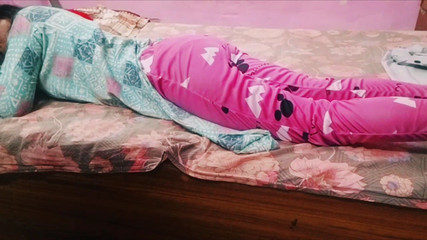 भारतीय देसी भाभी क्सक्सप्रिया पति के तंग डिक पर सवारी और घुमाव और एक आदर्श बिल्ली को दे