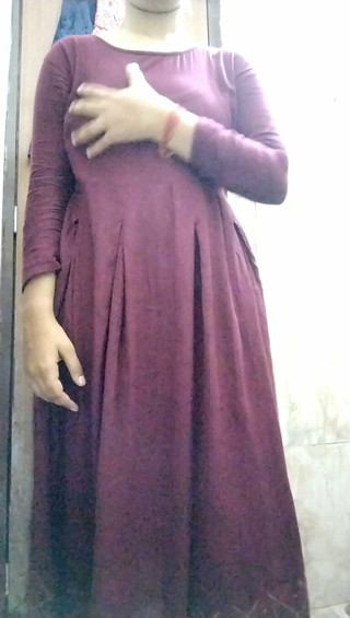 नवविवाहित युवा भाभी बाथरूम में फिंगरिंग कर रही हैं