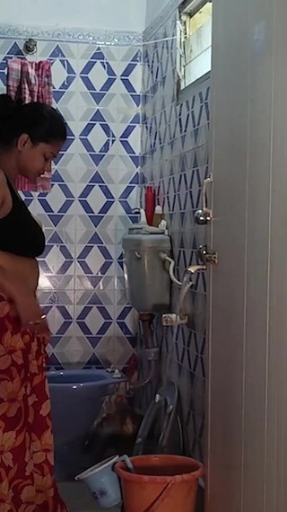 नहाते समय छोटे सौतेले भाई ने अपनी भाभी के साथ जमकर सेक्स किया