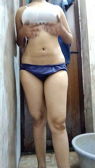 हॉट कॉलेज गर्ल हॉट बॉडी दिखाती हुई