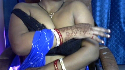 लड़की धीरे-धीरे अपनी ब्रा खोलती है और अपने स्तन बाहर निकालती है, अपने निपल्स दिखाती है, और एक गर्म कामुक एकल नृत्य करती है।