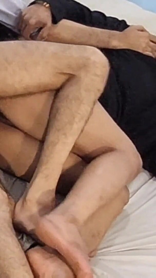 बुर्का पहने मुस्लिम भारतीय किशोरी जोर-जोर से कराहते हुए कुछ असभ्य मिशनरी संभोग में व्यस्त थी