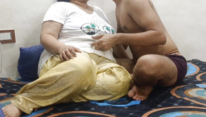 देसी बीबीडब्ल्यू गोल-मटोल भाभी चेहरे पर बैठकर डॉगी स्टाइल में चुदाई करवा रही हैं