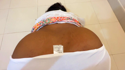 कुंवारी सौतेली माँ के बड़े स्तन एक पोशाक पहनते समय फंस जाते हैं, फिर मैं मदद के लिए आने से पहले उसे चोदता हूँ