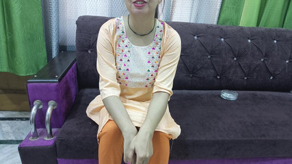 हिंदी युगल रोमांस, प्रेमी ने प्रेमिका को प्यार से पहली बार सेक्स के लिए मनाया, रोमांटिक मूड, हिंदी में XXX