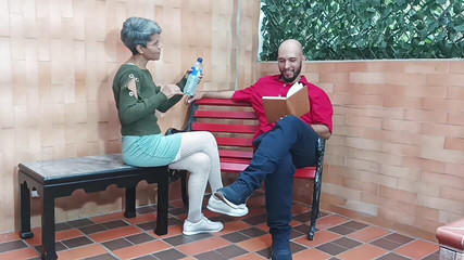 मैं अपने सौतेले पिता के साथ सड़क पर जाती हूं और सार्वजनिक रूप से उससे चुदाई करती हूं