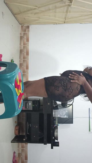 देसी बेब टाइट ड्रेस में दिखावा करती है