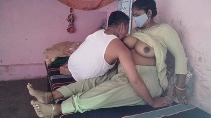 सौतेली माँ को ओयो में ले गया और जमकर चोदा