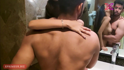 बाथरूम में मेरी सौतेली बहन के साथ कट्टर सेक्स