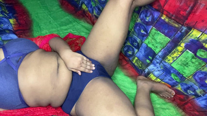 देसी मराठी भारतीय लड़की बड़े स्तन दिखाती हुई भाभी को छूती हुई