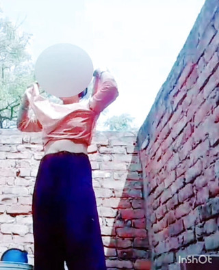 एक अत्यंत सुन्दर लड़की अपने आँगन में स्नान कर रही थी