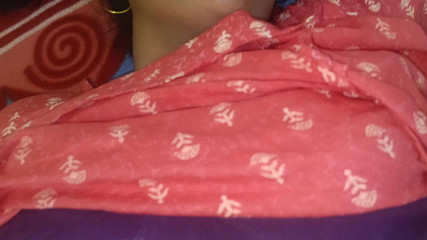 शादीशुदा महिलाएं अपने मैनेजर के साथ बिस्तर का आनंद ले रही हैं