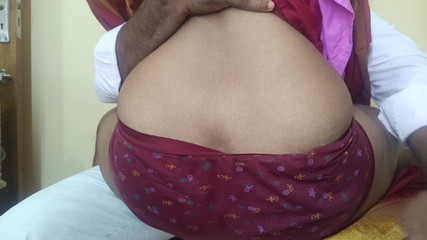 पत्नी के साथ बैठकर रोमांस