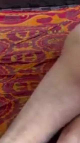 प्यारी भारतीय प्रेमिका भीगना चाहती थी