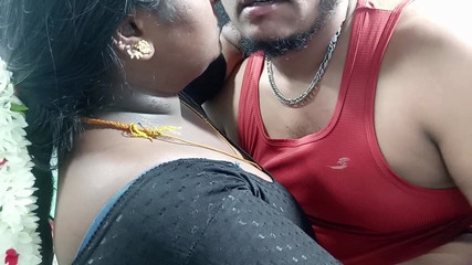 देसी पत्नी डीपथ्रोट. मुंह चोदना और स्तन दूध पीना गर्म कामोत्तेजक बिल्ली चाटना