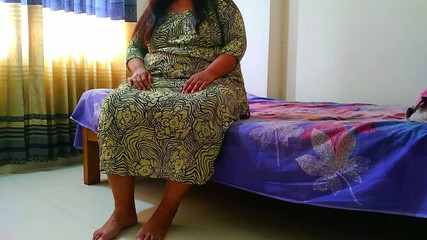 देसी बड़े स्तन और बड़ी गांड वाली सौतेली माँ उसे छोड़ रही है