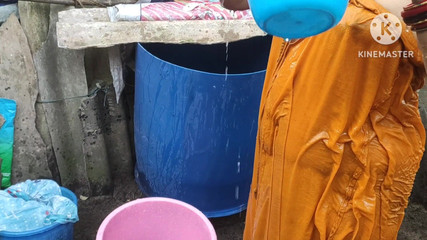 भारतीय गृहिणी बाहर स्नान कर रही हैं