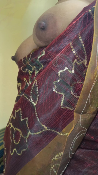 धोखेबाज़ गृहिणी ने पड़ोसी बैचलर पुरुषों के साथ बिस्तर साझा किया