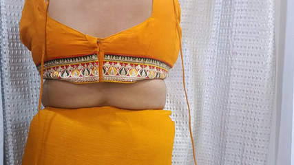 मैंने अपनी भाभी की साड़ी उतार दी, कृपया आनंद लें