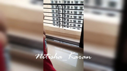 पृष्ठभूमि में कुछ ट्रैफ़िक के साथ सड़क किनारे टॉपलेस डेयर