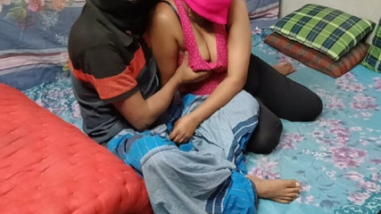 सौतेले भाई ने सौतेली बहन को नग्न किया और उसके साथ रोमांस किया