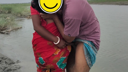 देशी बाउडी आउटडोर नदी के किनारे अकेले चोद रहा है