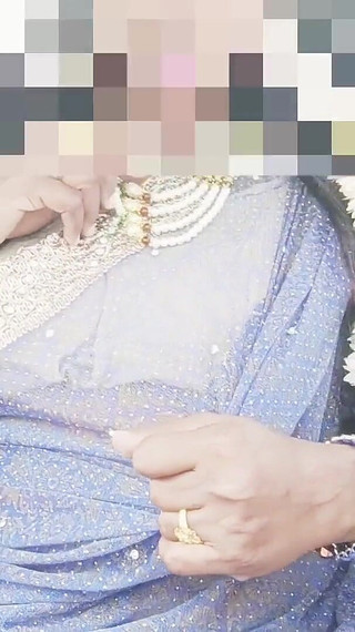 भारतीय कार सेक्स तेलुगू गंदी बातें.कार चालक ने तेलुगू साड़ी वाली सौतेली चाची को चोदने की कोशिश की।