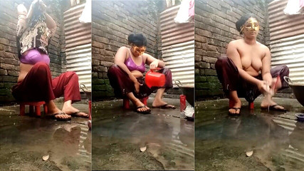 खुले बाथरूम में स्नान करने का दृश्य। देसी युवा बहनों की स्नान चुदाई