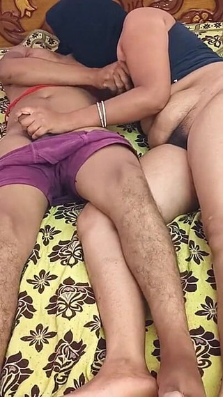 होटल के कमरे में अपने पति के दोस्त के साथ सेक्स