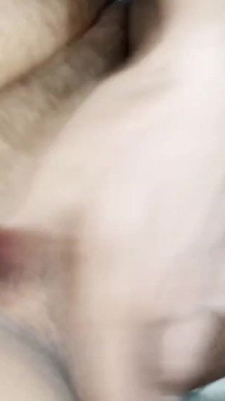 प्रेमिका का खुद को छूते हुए शौकिया अश्लील वीडियो इंटरनेट पर रातोंरात सनसनी बन गया