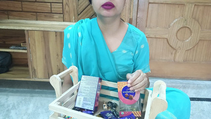 इंडियन विलेज स्टेपाउंटी ने एक आदमी को चॉकलेट खरीदने के लिए बहकाया और उसके साथ सेक्स किया हिंदी ऑडियो