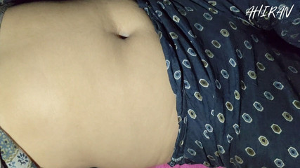 बालों वाली योनि की समीक्षा और रात में अपने प्रेमी के साथ फोरप्ले।