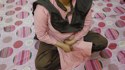 भारतीय सौतेला भाई सौतेली बहन के साथ स्टॉकिंग करता है और बैडरूम में एक साथ चुदाई करता है और हिंदी में देसी क्रीमपी सेक्स करता है