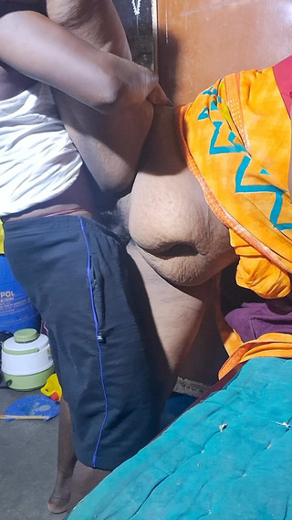 देसी भाभी को कुत्ते के साथ चोदा