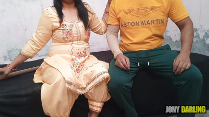 सौतेली बहन कहती है, "सौतेले भाई, आज मुझे कुत्ते शैली में चोदो, कृपया अपने प्रिय को