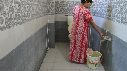 भारतीय देसी भाभी सुबह-सुबह स्नान