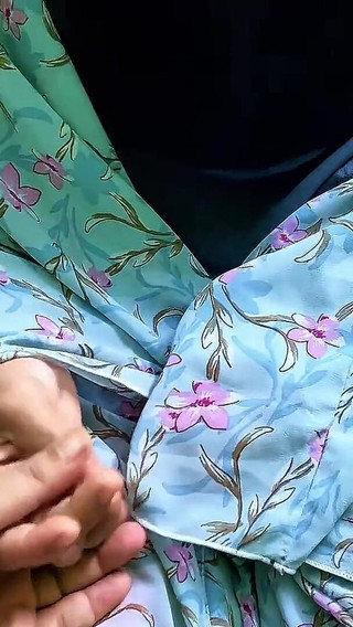 जब एक सेक्सी महिला मेरे पास दान मांगने आती है